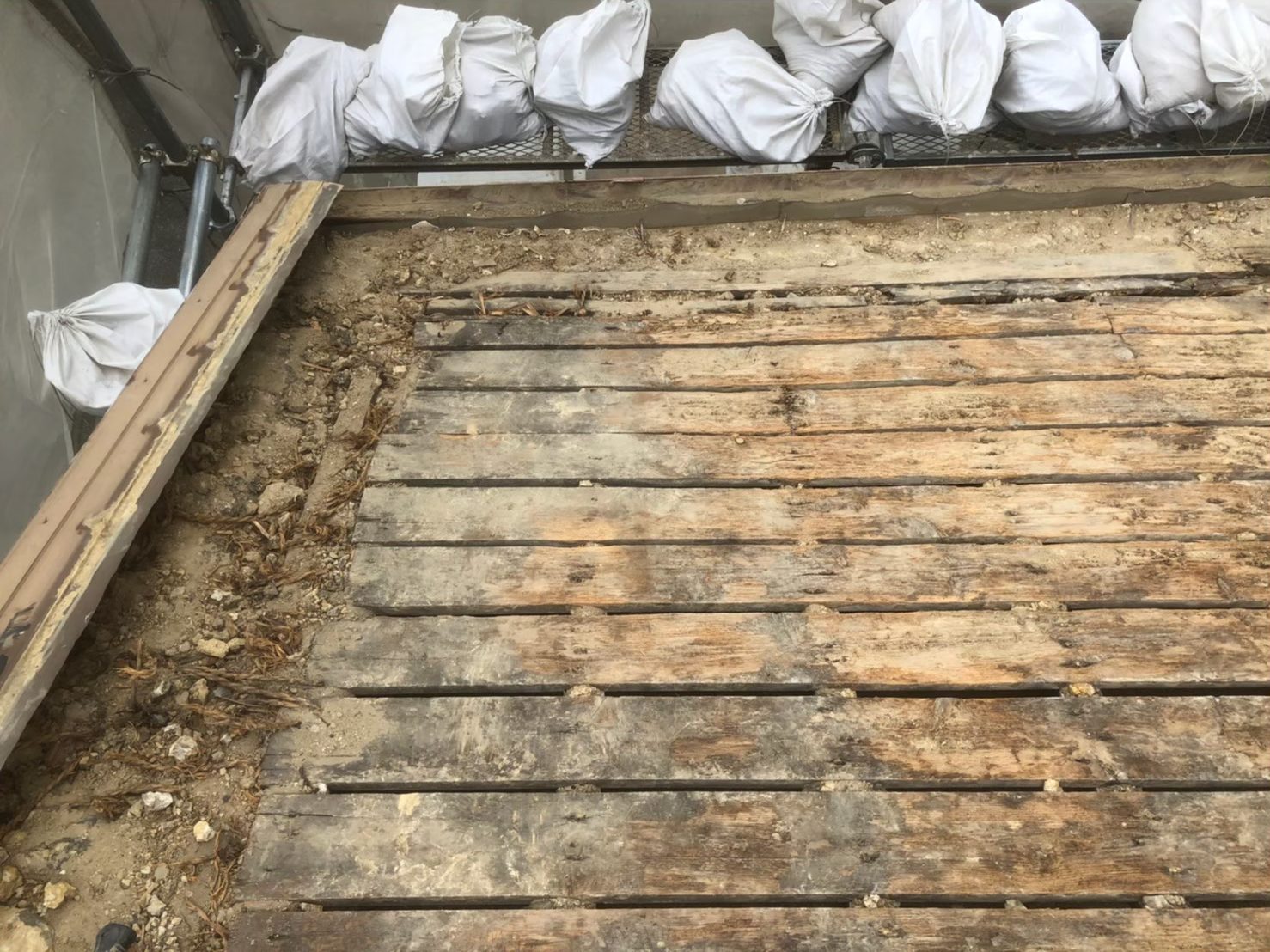 葺き土の下からバラ板